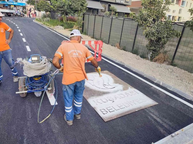 Kuşadası’nda Eskiyen Yollar Yenileniyor
