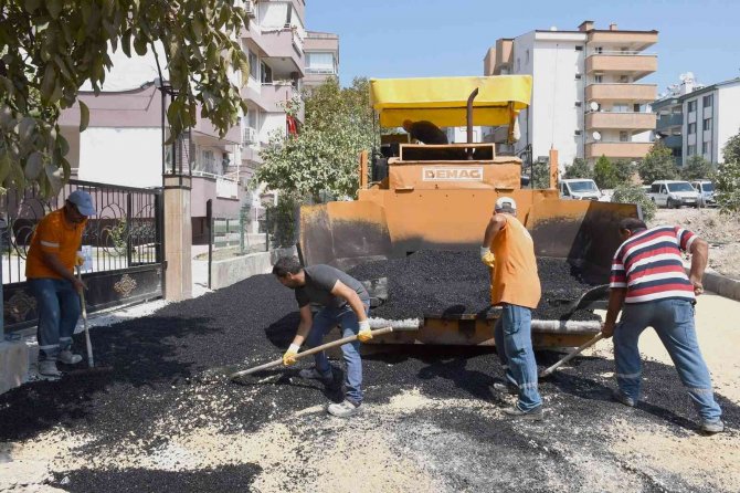Kuşadası’nda Eskiyen Yollar Yenileniyor