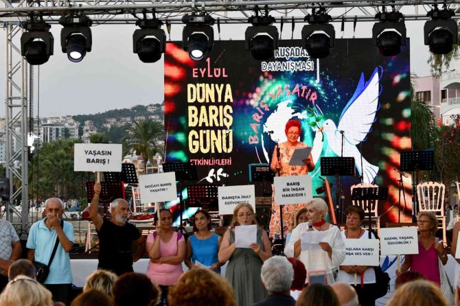 Kuşadası’nda Kadınlar “Barış” İçin Bir Araya Geldi