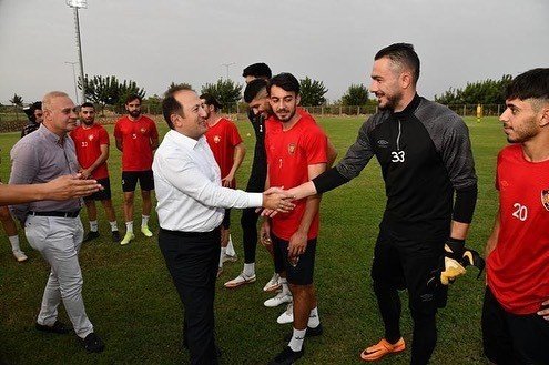 Vali Pehlivan, Yeni Mersin İ̇dman Yurdu Takımının Antrenmanını İzledi