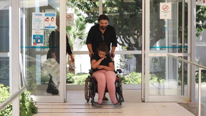 11 Yıl Sonra İlk Adımlarını Atan Betül Tedavisi İçin Yardım Bekliyor