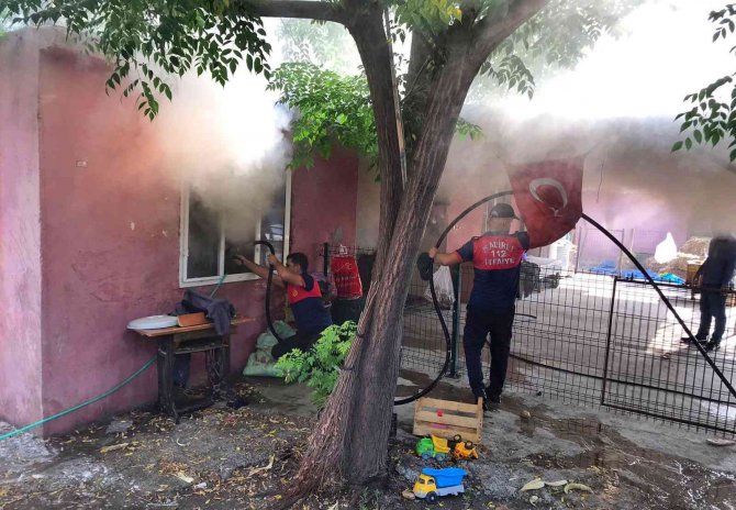 Osmaniye’de Yanan Ev Kullanılmaz Hale Geldi