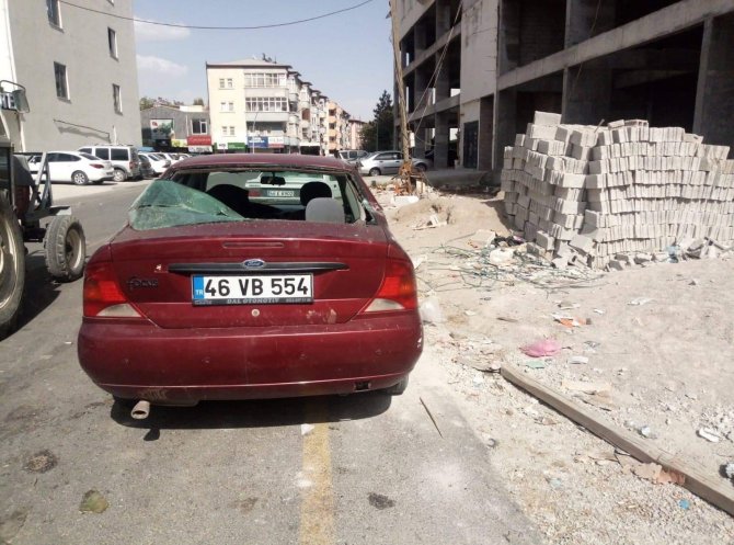Park Halindeki Otomobilin Üstüne İnşaattan Kalas Düştü