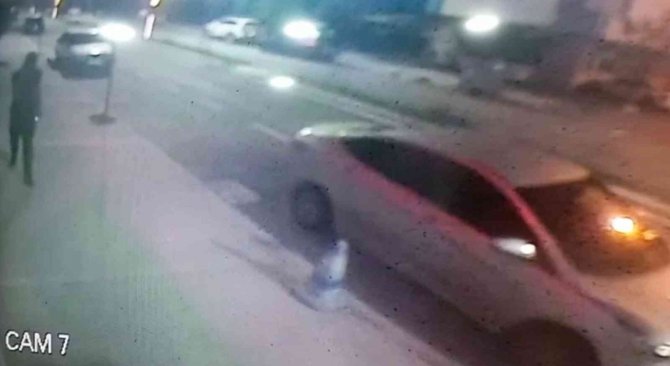Camı Açık Otomobilden Hırsızlık Yapmak İstedi: Yanlışlıkla Bastığı Korna Ele Verdi