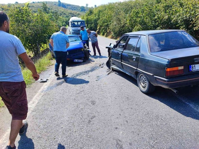 İ̇ki Otomobil Kafa Kafaya Çarpıştı: 2 Yaralı