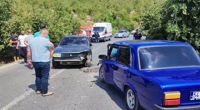 İ̇ki Otomobil Kafa Kafaya Çarpıştı: 2 Yaralı