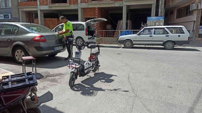 Yayaya Çarpan Elektrikli Bisikletli Çocuk Yaralandı