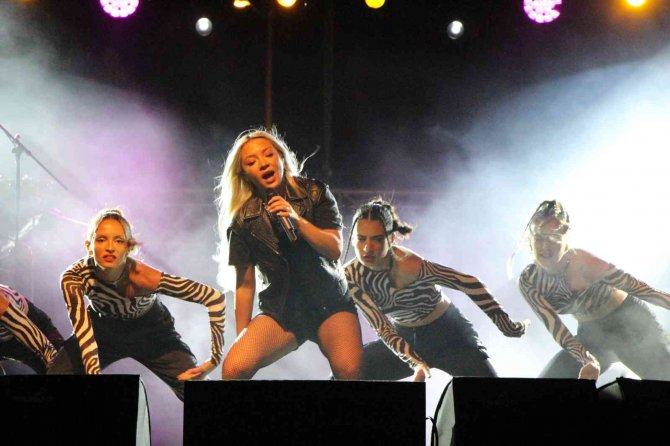 Ece Seçkin Suluova’da Hayranlarını Coşturdu