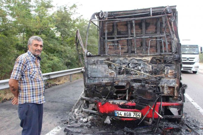 Seyir Halinde Şeftali Yüklü Kamyon Alev Aldı