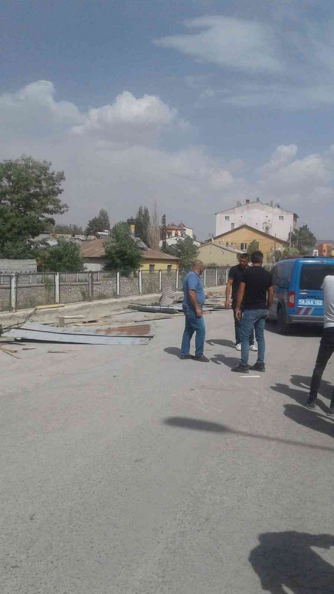Sivas’ta Şiddetli Rüzgar Çatıları Uçurdu