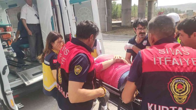 Sivas’ta Otomobiller Çarpıştı: 2 Yaralı