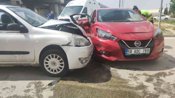 Sivas’ta Otomobiller Çarpıştı: 2 Yaralı