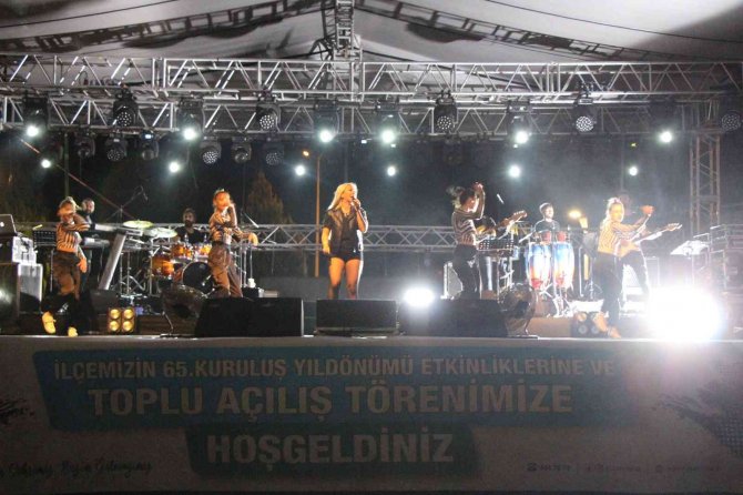 Ece Seçkin Suluova’da Hayranlarını Coşturdu