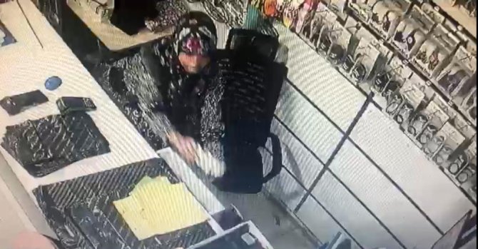 Küçük Çocuğun Gözü Önünde Hırsızlık Yaptı