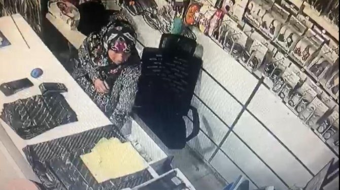 Küçük Çocuğun Gözü Önünde Hırsızlık Yaptı
