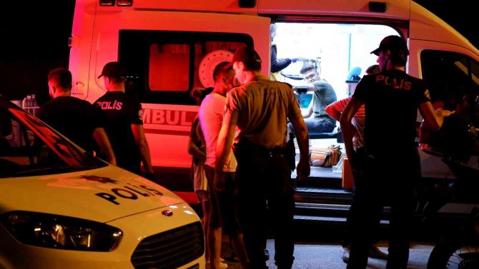 Ehliyetsiz Sürücü uygulamadan Kaçarken Ters Yöne Girip Kaza Yaptı: 2 Yaralı