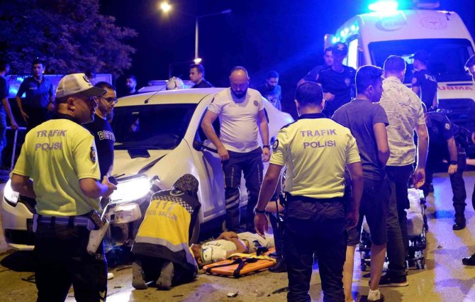 Ehliyetsiz Sürücü uygulamadan Kaçarken Ters Yöne Girip Kaza Yaptı: 2 Yaralı