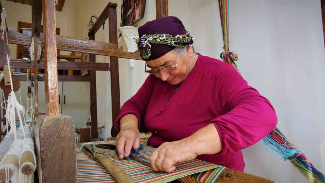 Tavan Aralarından Çıkarıldı, Dokunan Kumaşlar Modacıların İlgi Odağı Oldu