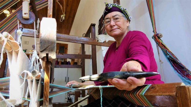 Tavan Aralarından Çıkarıldı, Dokunan Kumaşlar Modacıların İlgi Odağı Oldu