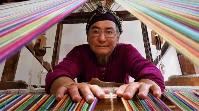 Tavan Aralarından Çıkarıldı, Dokunan Kumaşlar Modacıların İlgi Odağı Oldu