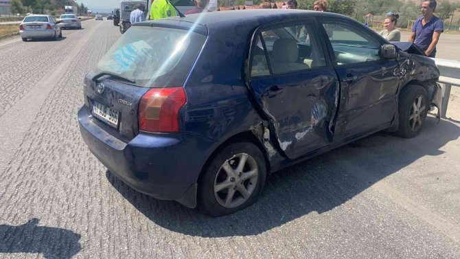 D100’de Otomobil Bariyerlere Çarptı: 4 Hafif Yaralı