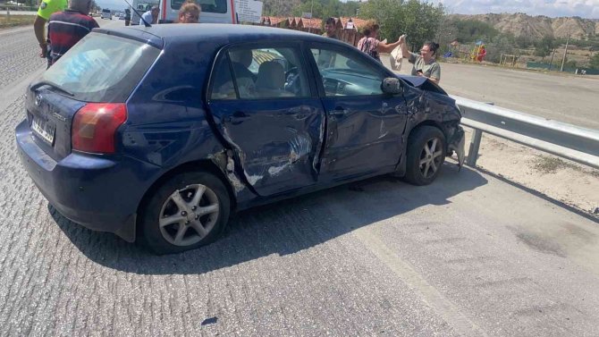 D100’de Otomobil Bariyerlere Çarptı: 4 Hafif Yaralı