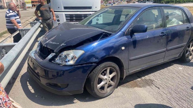 D100’de Otomobil Bariyerlere Çarptı: 4 Hafif Yaralı
