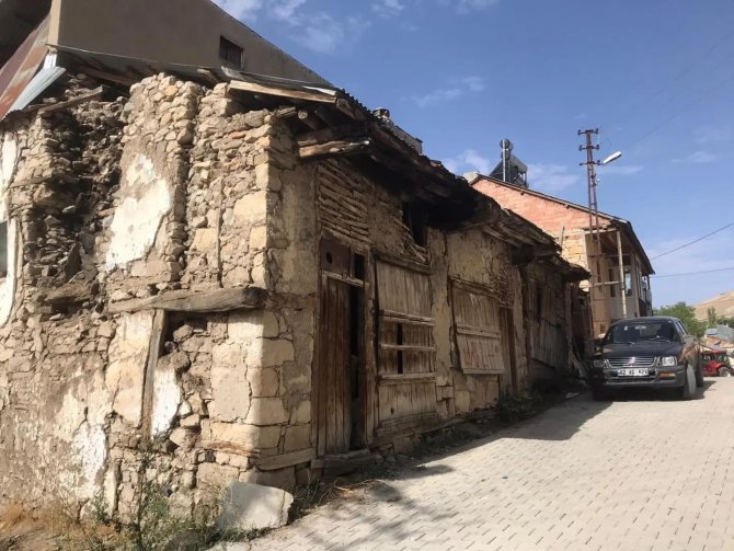 Hozat’taki Tarihi Evlerin Tescili İçin Başvuru Yapılacak