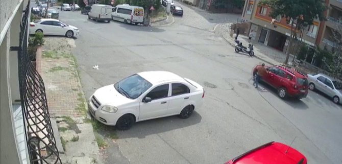 Ümraniye’de El Freni Çekilmeyen Cip Yolda Kaydı, Vatandaş İterek Durdurmaya Çalıştı