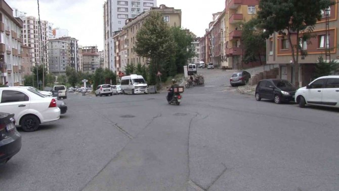 Ümraniye’de El Freni Çekilmeyen Cip Yolda Kaydı, Vatandaş İterek Durdurmaya Çalıştı
