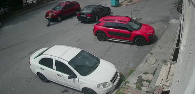 Ümraniye’de El Freni Çekilmeyen Cip Yolda Kaydı, Vatandaş İterek Durdurmaya Çalıştı