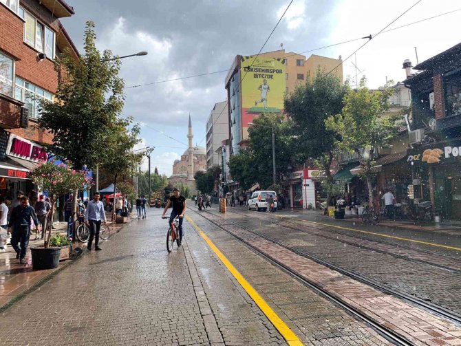 Eskişehirliler Yağmura Hazırlıksız Yakalandı