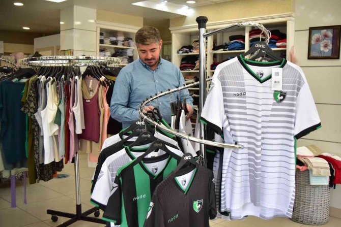 A. Denizlispor Başkanı Uz, Kulübün Resmi Ürünlerinin Satıldığı Mağazaları Ziyaret Etti