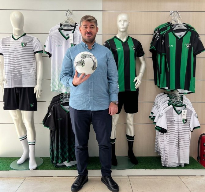 A. Denizlispor Başkanı Uz, Kulübün Resmi Ürünlerinin Satıldığı Mağazaları Ziyaret Etti