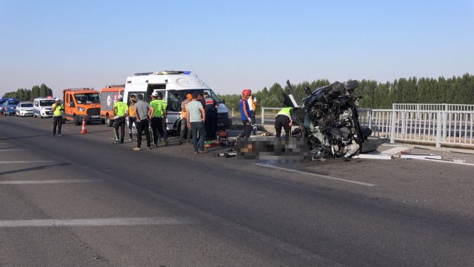 Otomobil Köprü Bariyerine Çarptı: 3 Ölü, 1 Yaralı
