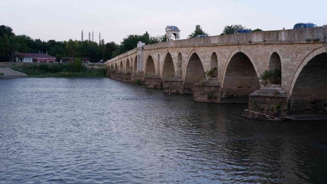 Meriç Nehri’nde Yüzen Çocukların Tehlikeli Oyunu