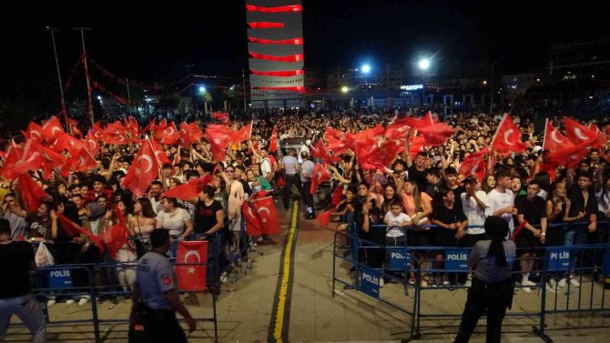 Çiçeği Burnunda Yeni Evli Oğuzhan Koç, Balayını Bırakıp Uşak’ta Konser Verdi