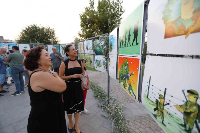 Selçuk’ta ’Dünya Barış Günü Karikatür Sergisi’ Açıldı