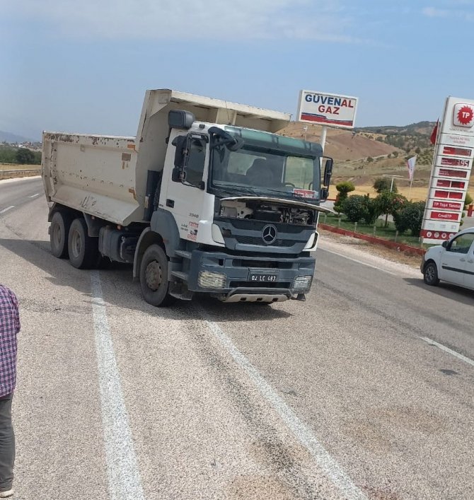 Kendini Araçların Önüne Attı