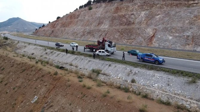30 Metrelik Şarampole Devrilen Otomobilde 2 Kişi Hayatını Kaybetti