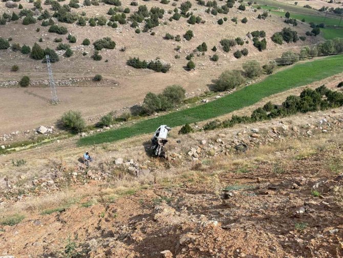 30 Metrelik Şarampole Devrilen Otomobilde 2 Kişi Hayatını Kaybetti