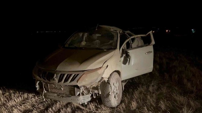 Taklalar Atarak Tarlaya Devrilen Arazi Aracında 2 Kişi Yaralandı