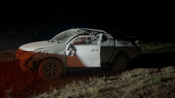 Taklalar Atarak Tarlaya Devrilen Arazi Aracında 2 Kişi Yaralandı