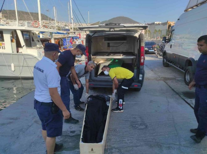 Kuşadası’nda Türk Karasularına İtilen Düzensiz Göçmenler Yakalandı