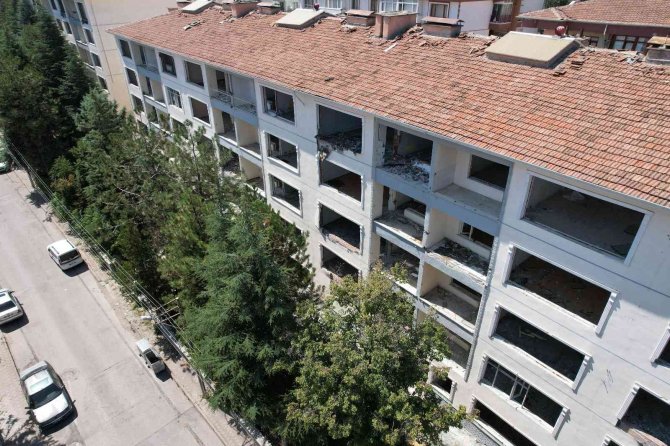 Yıkım Emri Gelen Bina Torbacıların Meskeni Oldu