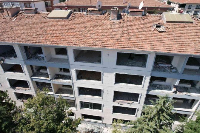 Yıkım Emri Gelen Bina Torbacıların Meskeni Oldu