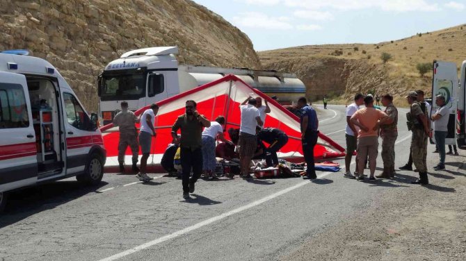 Gercüş’te 2 Yamaç Paraşütçüsü Yere Çakılarak Ağır Yaralandı