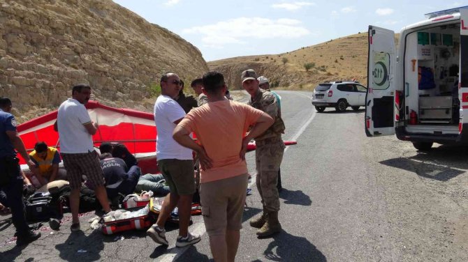 Gercüş’te 2 Yamaç Paraşütçüsü Yere Çakılarak Ağır Yaralandı