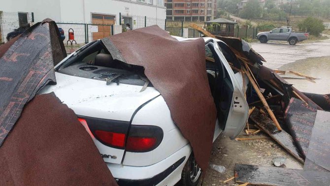 Kastamonu’da Fırtınadan Araçların Üzerine Çatı Uçtu, 3 Kişi Yaralandı