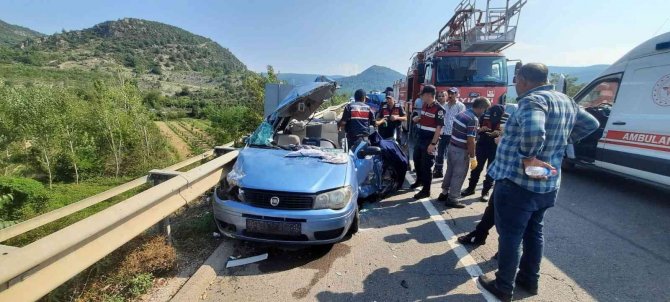 Bilecik’te Park Halindeki Otomobile Kamyonun Çarpması Sonucu 1’i Ağır 5 Kişi Yaralandı